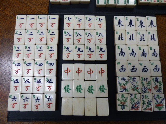 A CHINESE HARDWOOD CASED MAH-JONG SET. - Bild 10 aus 12