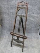 AN EDWARDIAN AESTHETIC CARVED FLOOR STANDING DISPLAY EASEL.