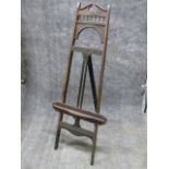 AN EDWARDIAN AESTHETIC CARVED FLOOR STANDING DISPLAY EASEL.