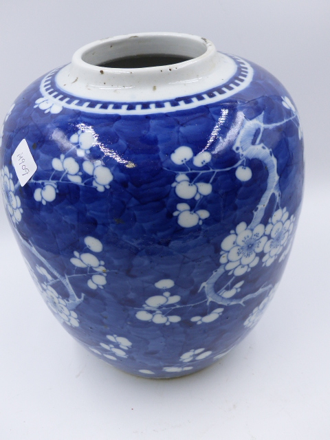 A CHINESE BLUE AND WHITE LARGE PRUNUS DECORATED GINGER JAR WITH DOUBLE ENCIRCLES FOUR CHARACTER MARK - Bild 5 aus 9