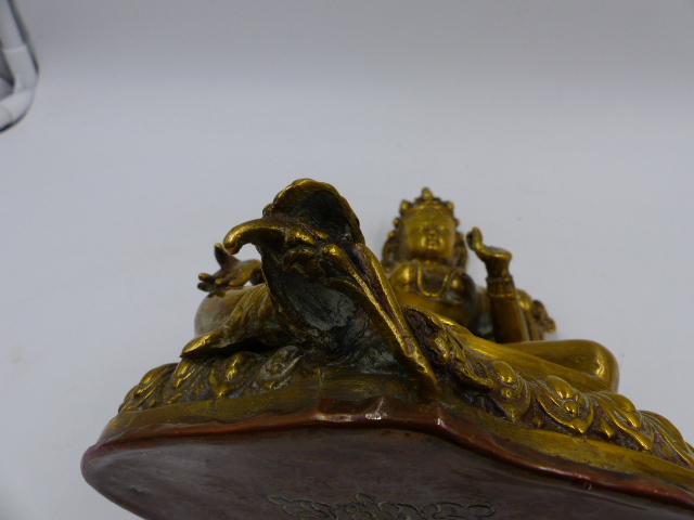 A TIBETAN GILT BRONZE AND COPPER FIGURE OF A SEATED DEITY. H.18cms. - Bild 9 aus 10