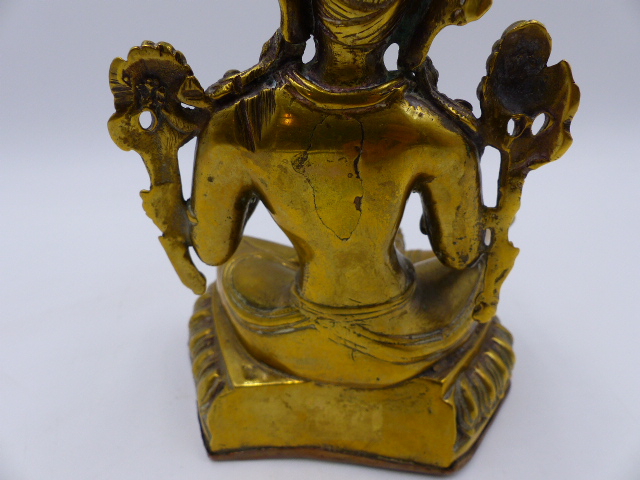 A TIBETAN GILT BRONZE AND COPPER FIGURE OF A SEATED DEITY. H.18cms. - Bild 6 aus 10