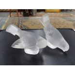 A PAIR OF LALIQUE GLASS BIRD FIGURES.