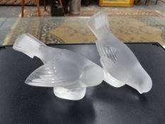 A PAIR OF LALIQUE GLASS BIRD FIGURES.