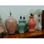 A PAIR OF OIL LAMPS AND VARIOUS TABLE LAMPS.