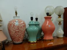 A PAIR OF OIL LAMPS AND VARIOUS TABLE LAMPS.