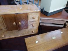 A SMALL OAK NEST OF DRAWERS AND A COLLECTOR'S BOX.