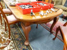 AN EARLY 20TH.C.WALNUT WIND OUT EXTENDING DINING TABLE