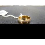 A 18ct. TWO COLOUR GOLD WEDDING BAND.
