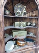 A QTY OF VICTORIAN AND LATER BRASSWARES AND AN OAK FRUIT BOWL.