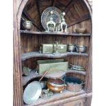 A QTY OF VICTORIAN AND LATER BRASSWARES AND AN OAK FRUIT BOWL.