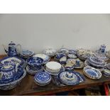 A LARGE COLLECTION OF BLUE AND WHITE WARES.