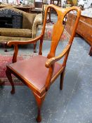 A SET OF FIVE QUEEN ANNE STYLE MAHOGANY DINING CHAIRS.