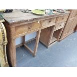 A TALL PINE AND OAK KITCHEN SIDE TABLE.