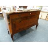 A FRENCH MARBLE TOP THREE DRAWER COMMODE WITH BRASS MOUNTS.