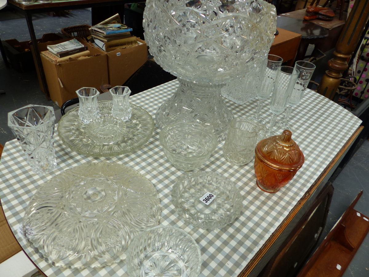 A QTY OF GLASSWARE.