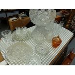 A QTY OF GLASSWARE.