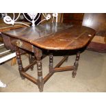 AN ANTIQUE OAK GATELEG TABLE.