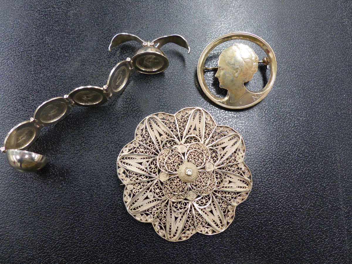 THREE PIECES OF DECORATIVE SILVER JEWELLERY.