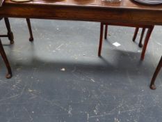 AN OAK DRAW LEAF DINING TABLE.