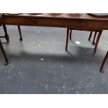 AN OAK DRAW LEAF DINING TABLE.