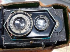 A ZEISS IKON CAMERA AND LEATHER CASE.