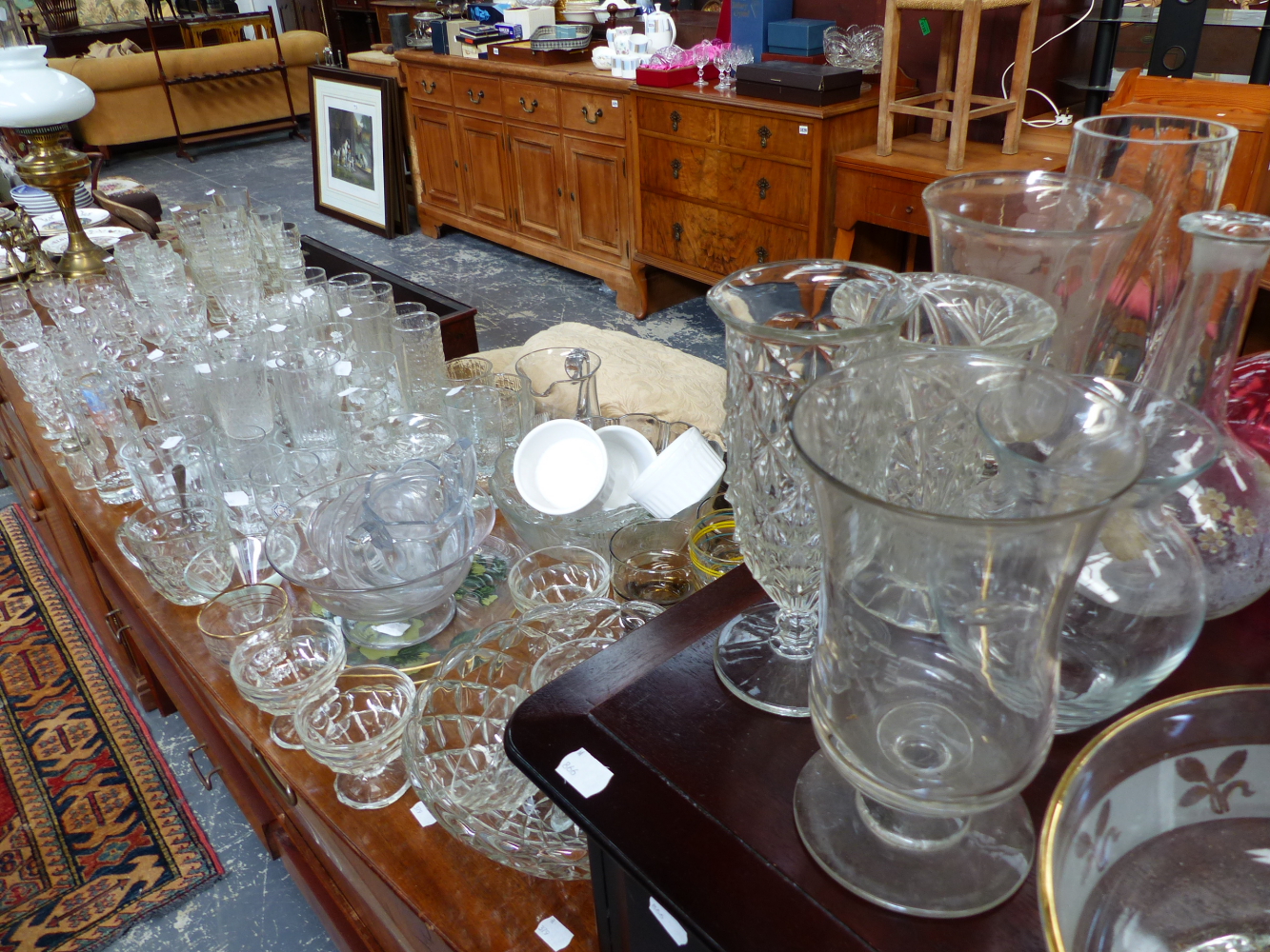 A QTY OF VARIOUS GLASSWARES.