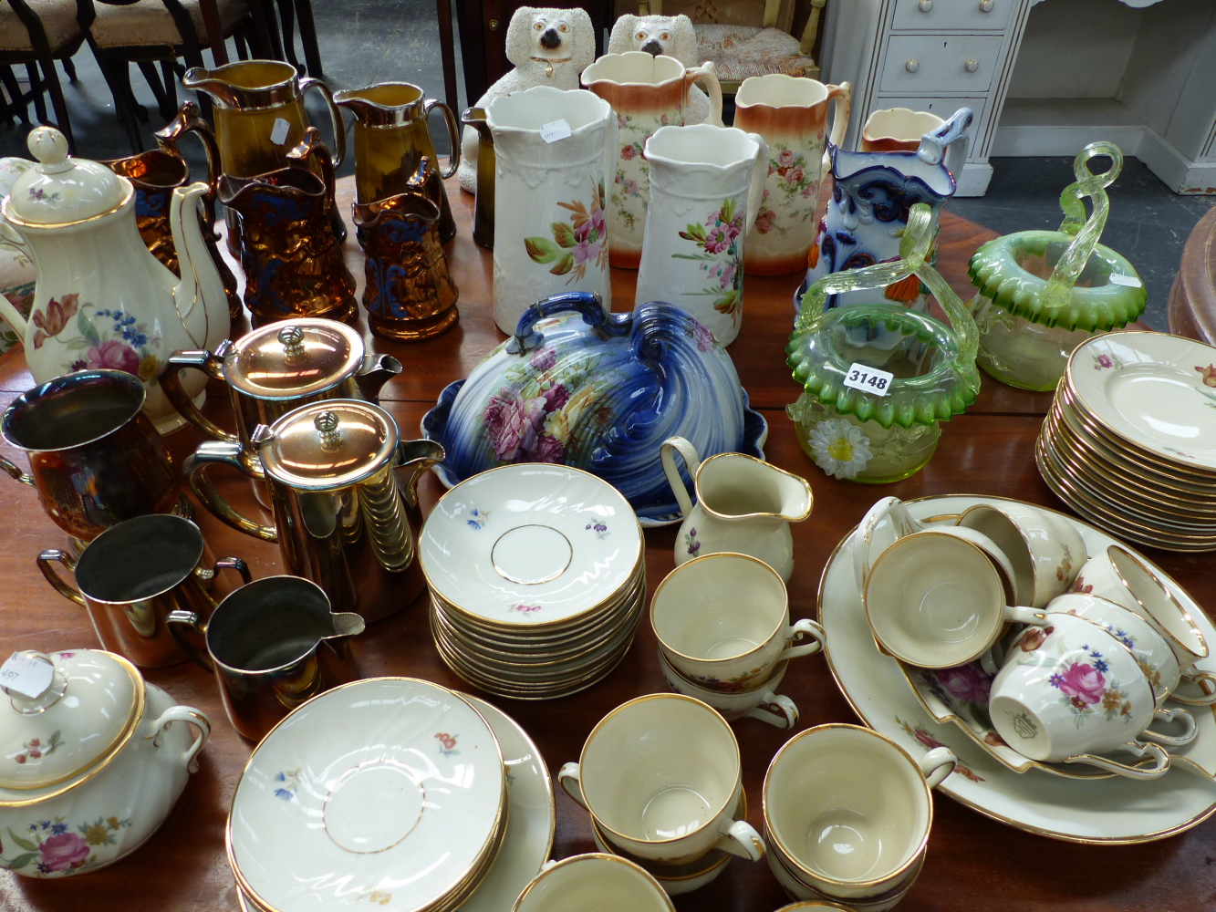 A QTY OF VARIOUS VICTORIAN AND LATER CHINAWARES AND TWO GLASS BASKETS.