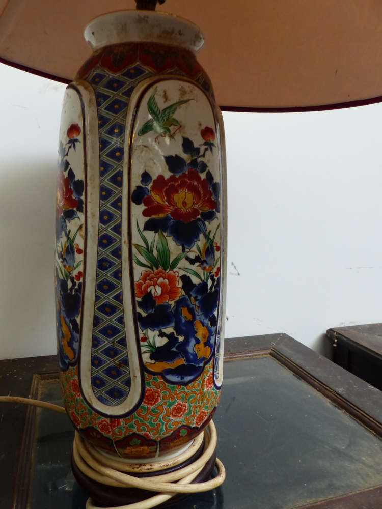 FOUR ORIENTAL STYLE TABLE LAMPS AND ONE OTHER. - Image 15 of 22