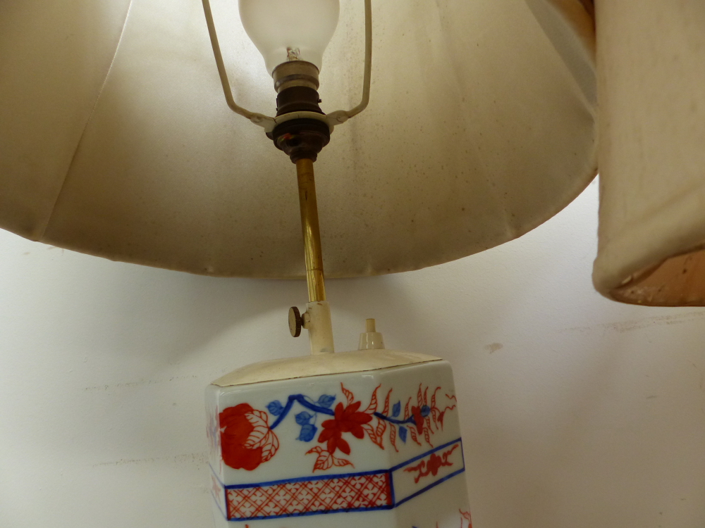 FOUR ORIENTAL STYLE TABLE LAMPS AND ONE OTHER. - Image 13 of 22