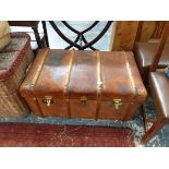 A GOOD VINTAGE LEATHER TRAVELLING TRUNK