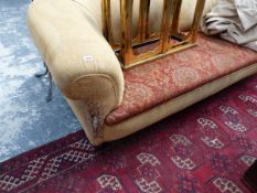 A VICTORIAN LARGE CHESTERFIELD SETTEE.