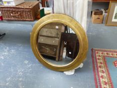 A LARGE GILT FRAMED CIRCULAR MIRROR.