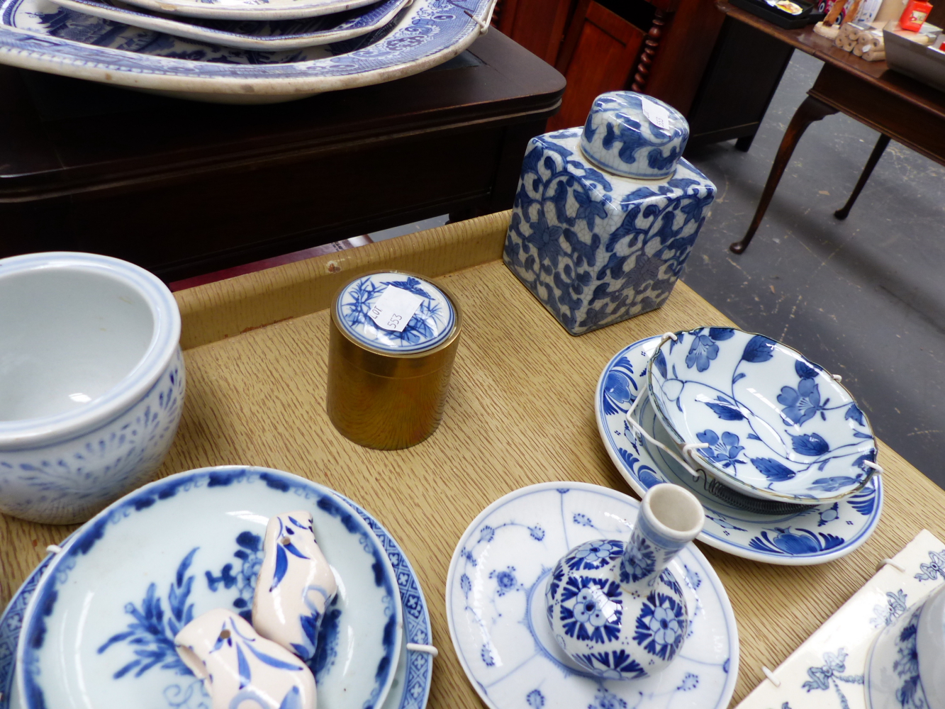 A QTY OF ORIENTAL AND OTHER BLUE AND WHITE CHINAWARES. - Image 21 of 33