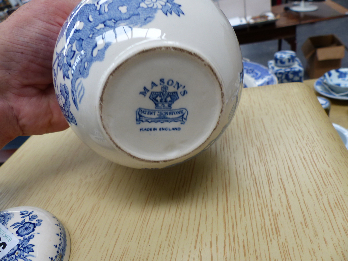 A QTY OF ORIENTAL AND OTHER BLUE AND WHITE CHINAWARES. - Image 16 of 33