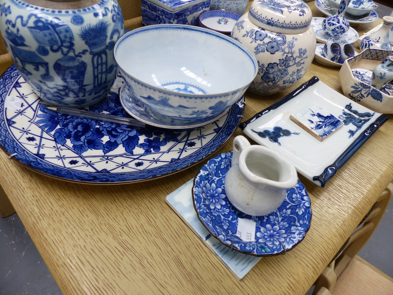 A QTY OF ORIENTAL AND OTHER BLUE AND WHITE CHINAWARES. - Image 17 of 33