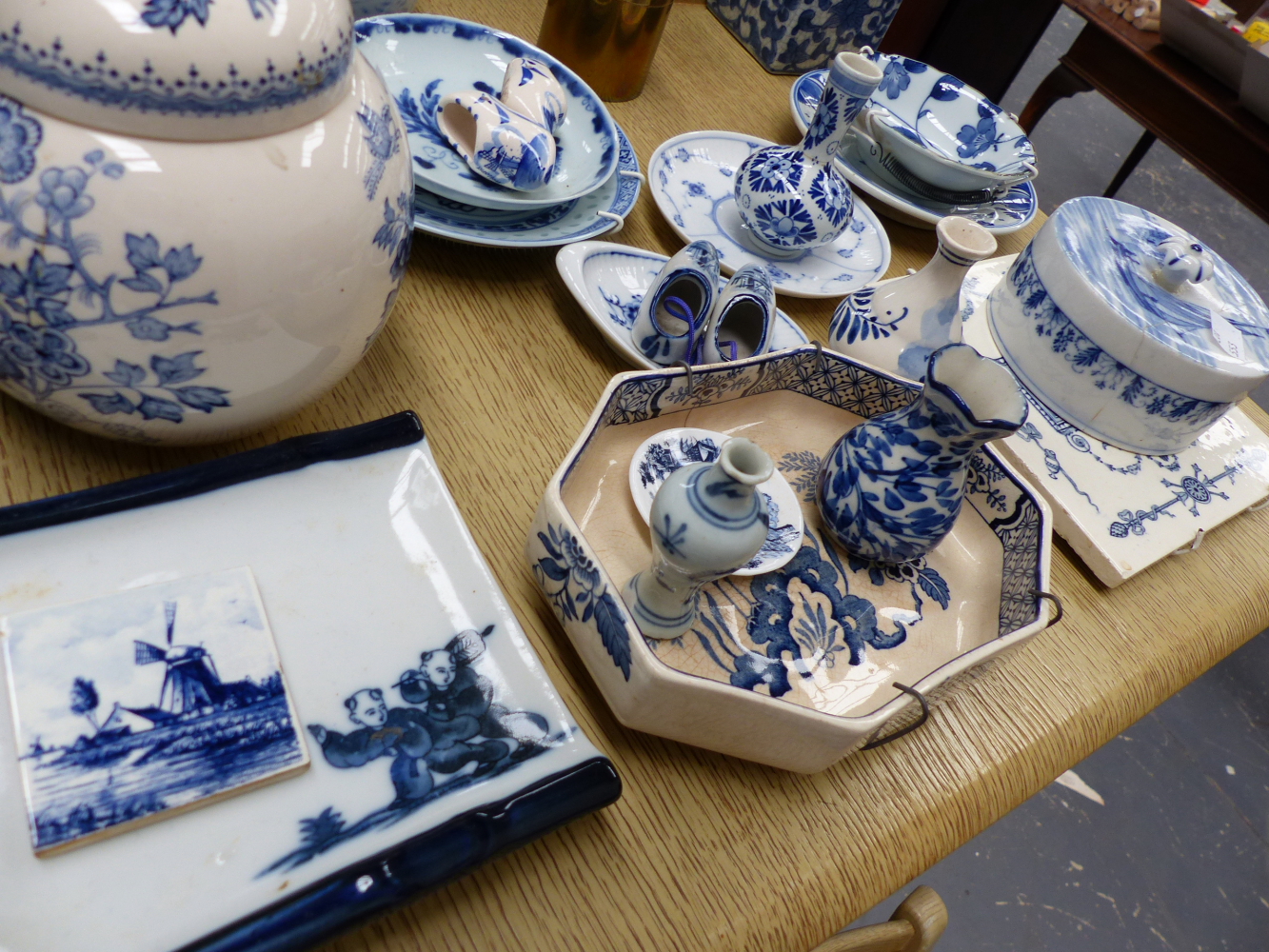 A QTY OF ORIENTAL AND OTHER BLUE AND WHITE CHINAWARES. - Image 19 of 33