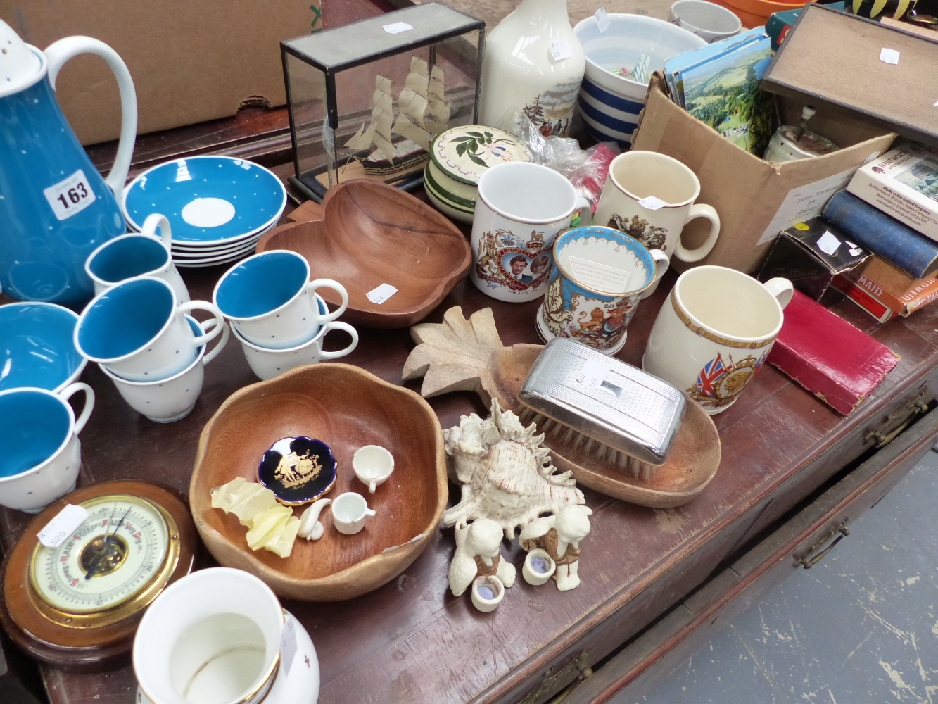 A SUSIE COOPER COFFEE SERVICE, VARIOUS CHINAWARE AND COLLECTABLES.