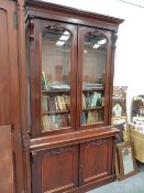 A GOOD QUALITY MAHOGANY VICTORIAN BOOKCASE CABINET.