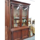 A GOOD QUALITY MAHOGANY VICTORIAN BOOKCASE CABINET.