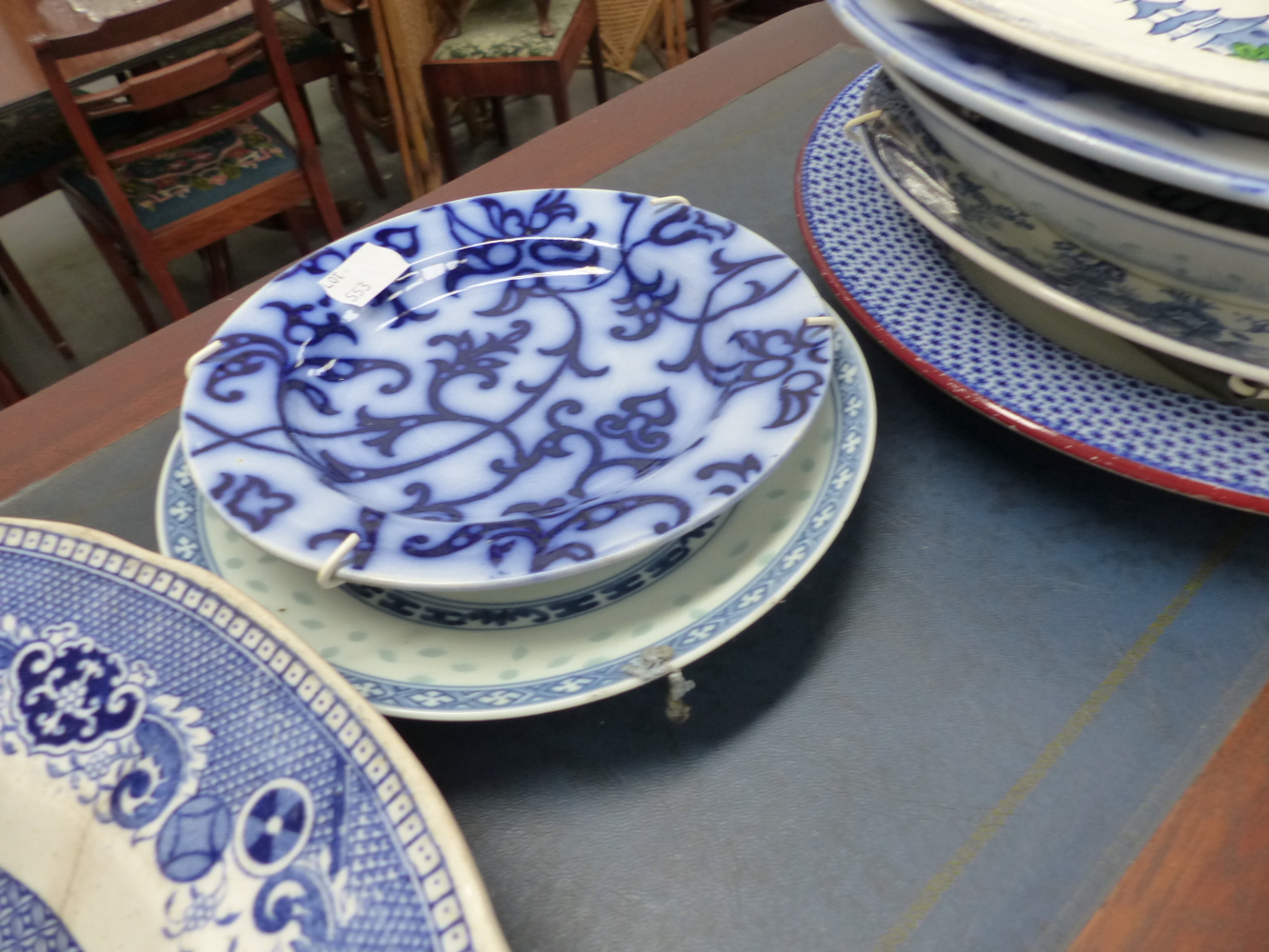 A QTY OF ORIENTAL AND OTHER BLUE AND WHITE CHINAWARES. - Image 26 of 33