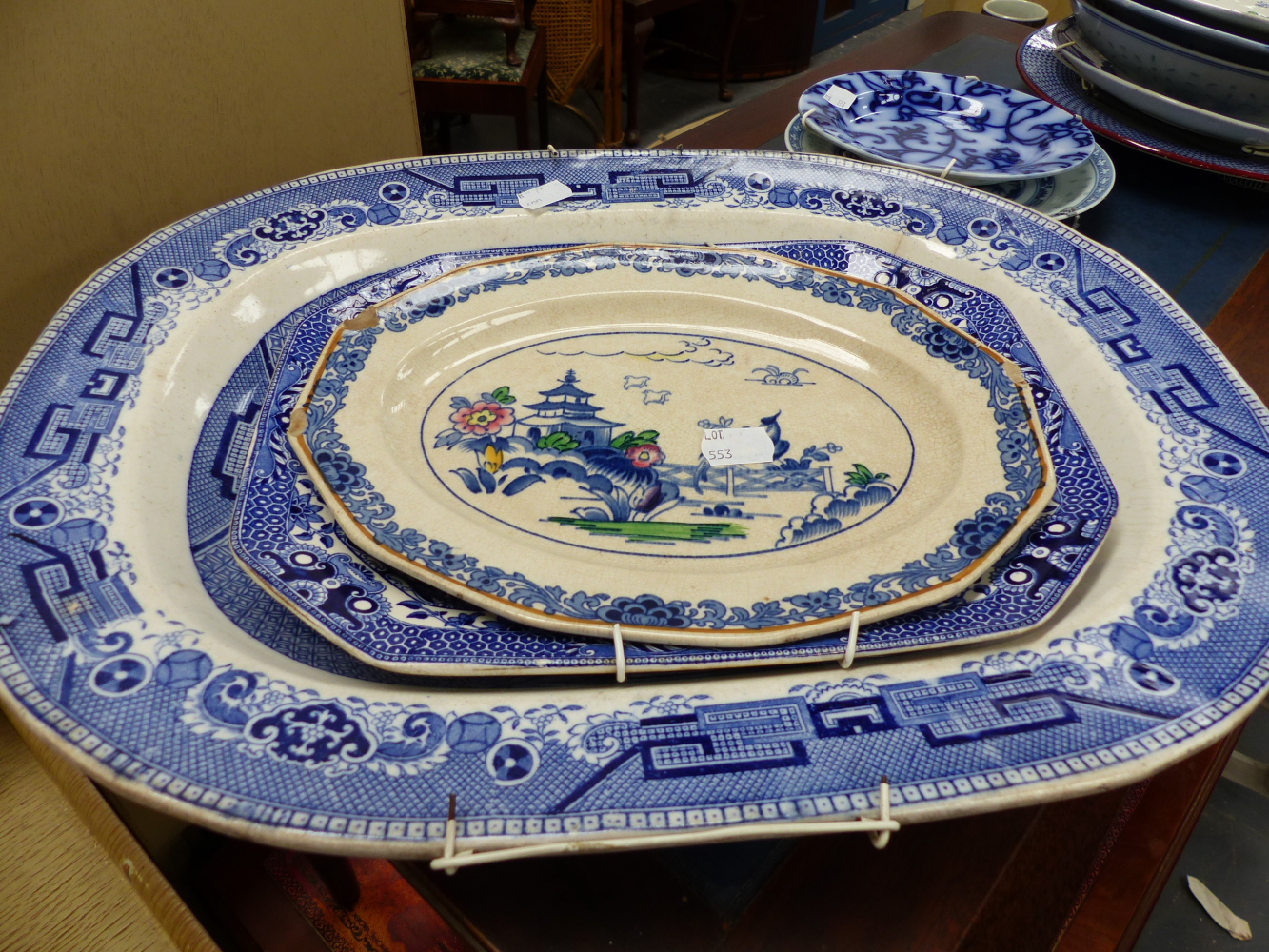 A QTY OF ORIENTAL AND OTHER BLUE AND WHITE CHINAWARES. - Image 25 of 33