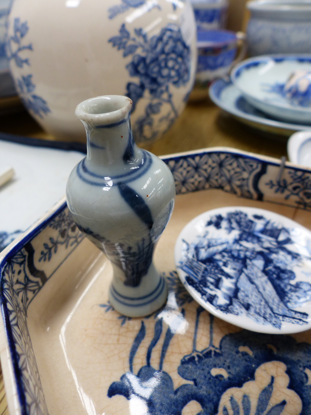 A QTY OF ORIENTAL AND OTHER BLUE AND WHITE CHINAWARES. - Image 32 of 33