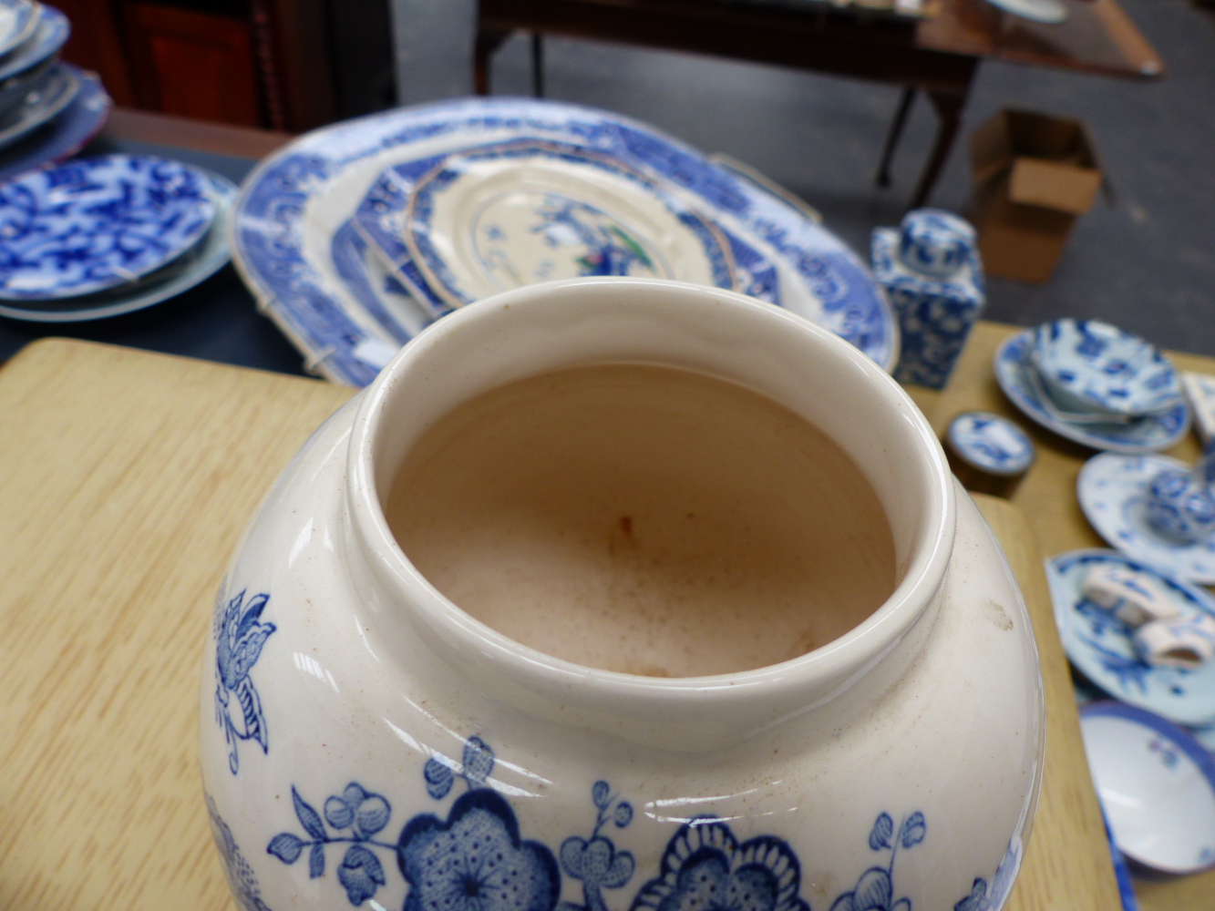 A QTY OF ORIENTAL AND OTHER BLUE AND WHITE CHINAWARES. - Image 15 of 33