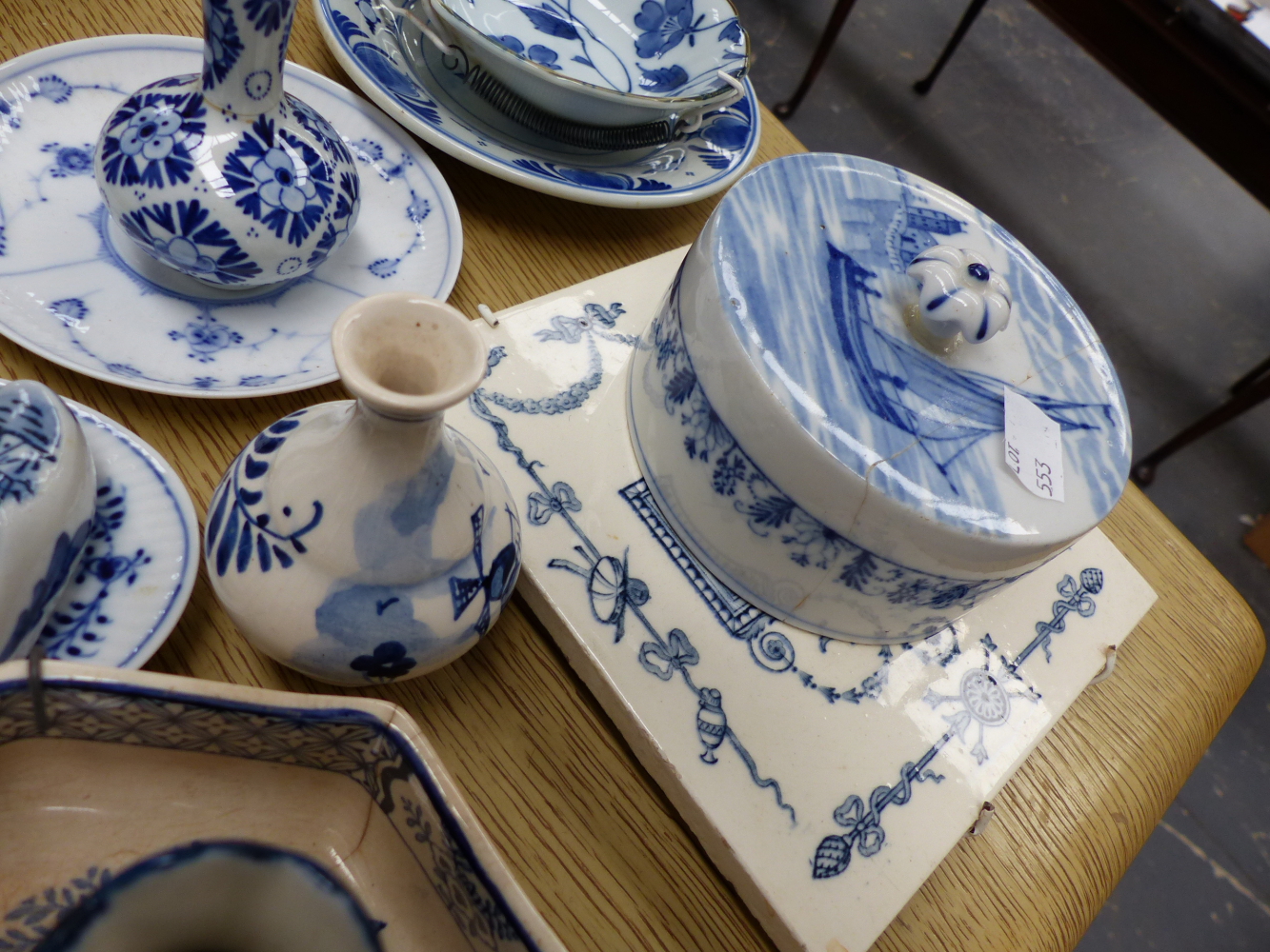 A QTY OF ORIENTAL AND OTHER BLUE AND WHITE CHINAWARES. - Image 24 of 33