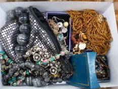 AN ASSORTMENT OF COSTUME JEWELLERY.