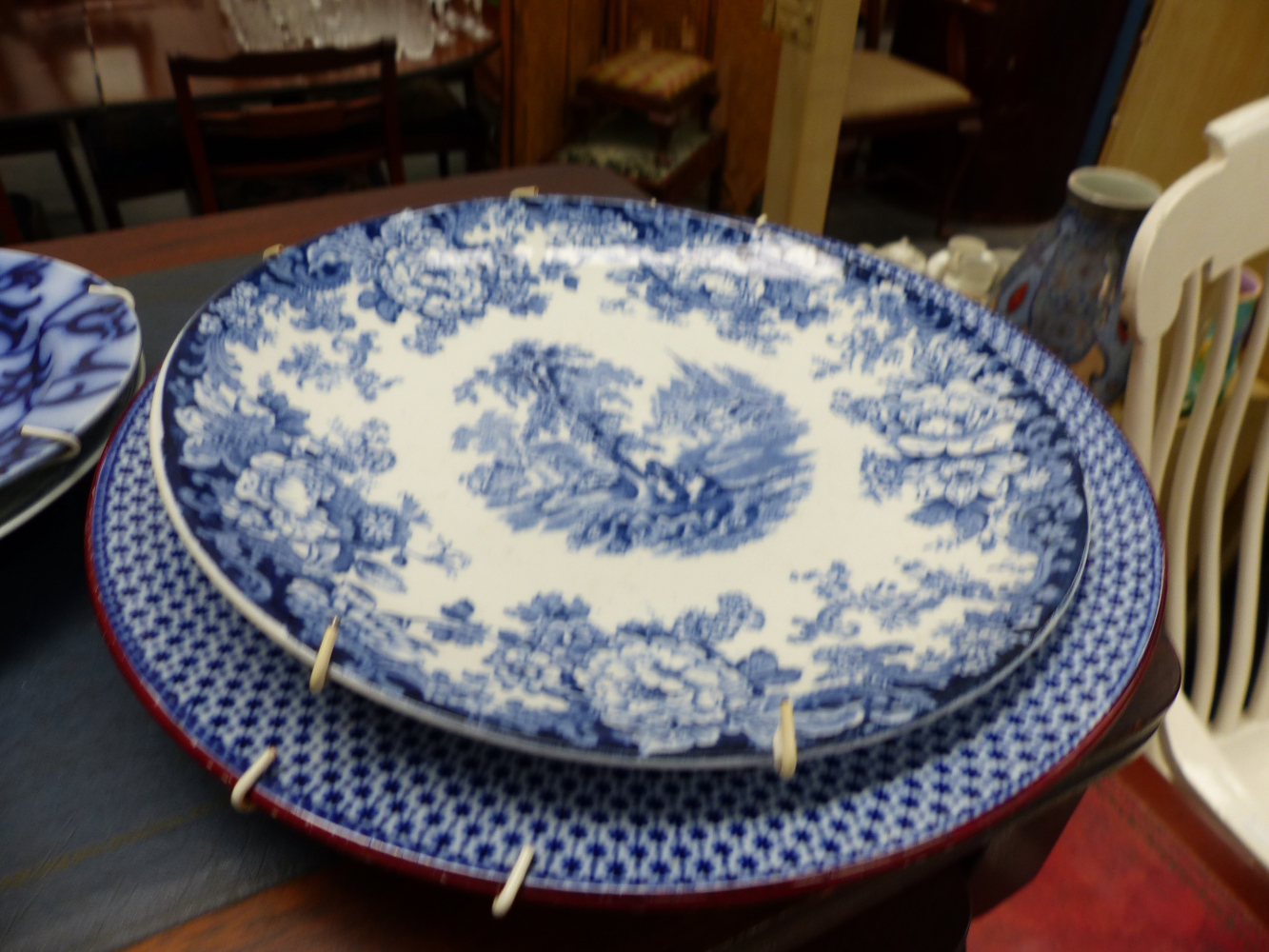 A QTY OF ORIENTAL AND OTHER BLUE AND WHITE CHINAWARES. - Image 30 of 33