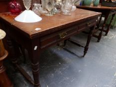 AN EDWARDIAN MAHOGANY DRESSING TABLE.