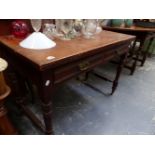 AN EDWARDIAN MAHOGANY DRESSING TABLE.