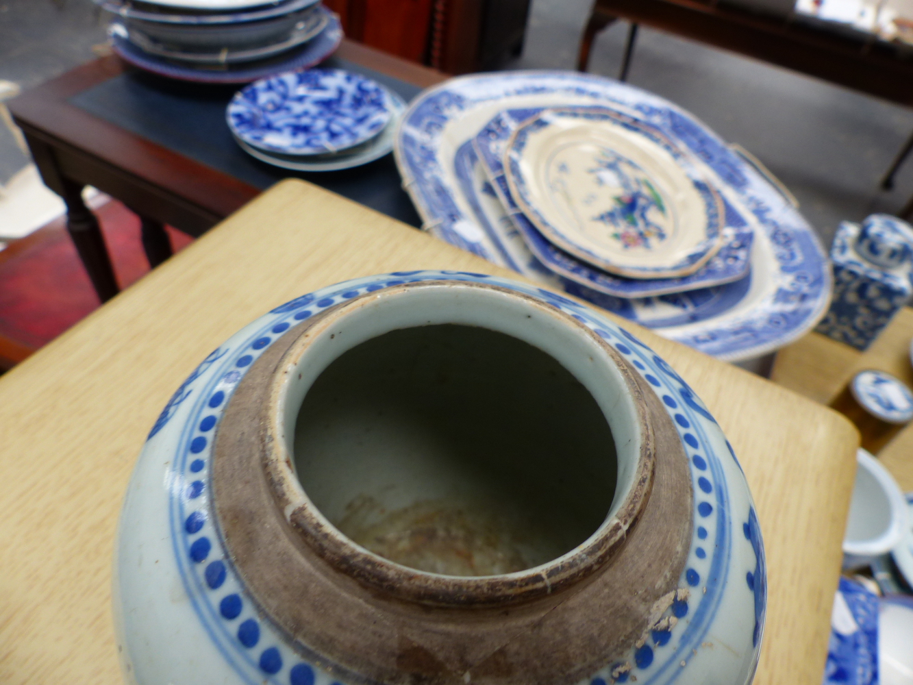 A QTY OF ORIENTAL AND OTHER BLUE AND WHITE CHINAWARES. - Image 5 of 33